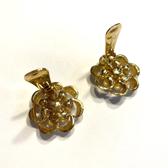 Vintage Clip On Earrings Large Textured Goldtone Rounds Pearl Beaded Center Chic - Picture 6 of 6